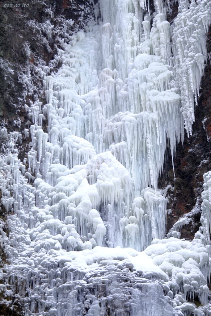 岩肌に凍りつく古閑の滝の女滝