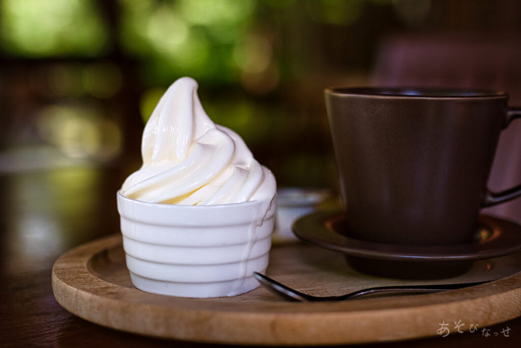 蘇小国ジャージー牛乳ソフトクリーム　飲むヨーグルト　カップル　梅田牧場直営店　カフェ
