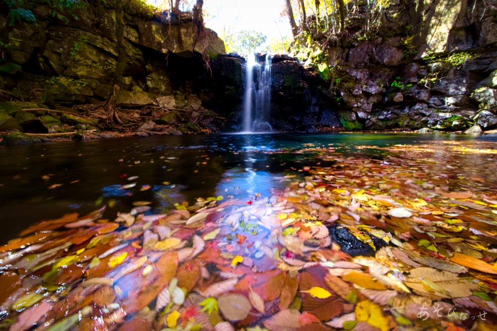 マゼノ渓谷　紅葉と滝