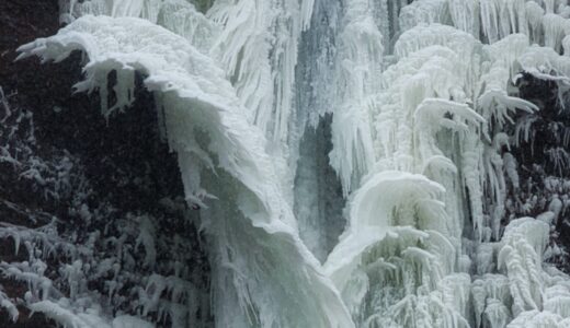 【古閑の滝】2023ライトアップ中！凍る滝に咲く氷の華と純白の羽。｜阿蘇・冬